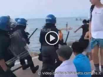 Peschiera del Garda, la carica della polizia in spiaggia: il video - Corriere