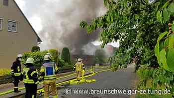 Garage, Auto und Wohnhaus brennen in Isenbüttel