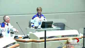 Calgary city council pays off Battle of Alberta bet, city’s team up to help kids with cancer - Global News