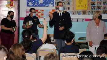 Foligno, la Polizia regala agli studenti l'Agenda della Legalità: due super-eroi spiegano e battono razzismo e bullismo - PerugiaToday
