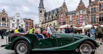 IN BEELD. Oldtimerrit Hofman Sixties kent apotheose op Grote Markt - Het Laatste Nieuws