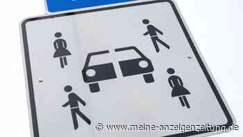 Verkehrszeichen, die keiner kennt: Halbiertes Auto mit vier Figuren