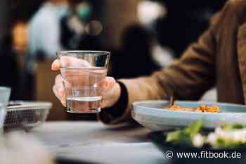 Beim Essen trinken: Ist das schlecht für die Verdauung? - FITBOOK
