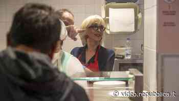 Anna Bonaiuto volontaria all'Opera San Francesco: l'attrice serve il risotto ai senzatetto - Repubblica TV