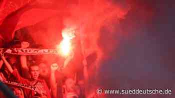 Kriminalität - Dresden - Relegationsspiel in Dresden: Zahlreiche Straftaten von Fans - Panorama - Süddeutsche Zeitung - SZ.de