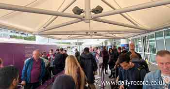 Renfrew resident slams EasyJet after waiting 40minutes on runway at Glasgow Airport - Daily Record