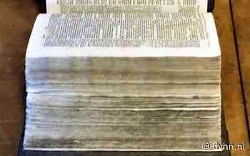 Kerkcommissie Solwerd dacht dat hun kanselbijbel voor altijd zoek zou blijven, maar nee: het boek uit 1720 is opgedoken in Appingedam - Dagblad van het Noorden