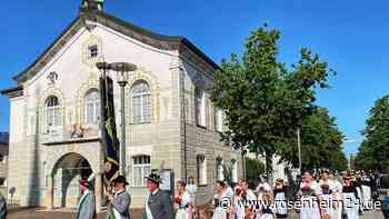 Endlich wieder das Gewand anziehen: So feiern rund 350 Trachtler in Kolbermoor