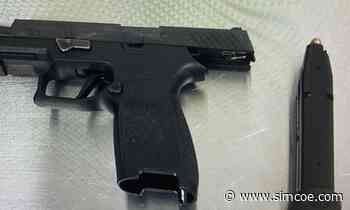 Barrie police chase Markham man through downtown alleyway, allegedly seize loaded gun - simcoe.com