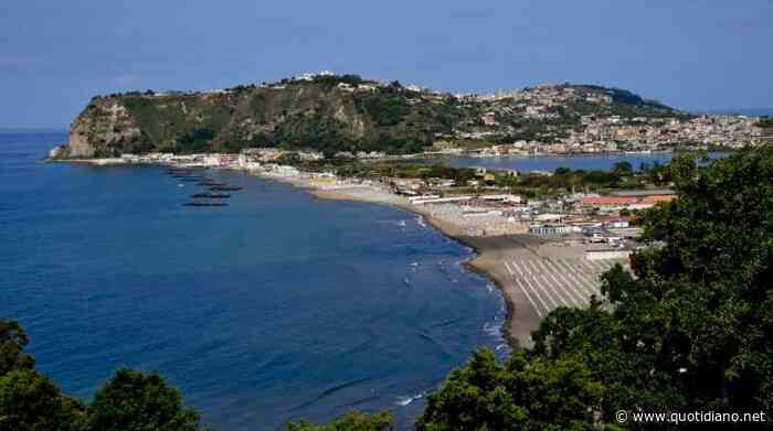 Bacoli, bagnanti perquisiti ai lidi: panini vietati in spiaggia. L'ira del sindaco - QUOTIDIANO NAZIONALE