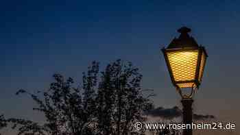 Hohe Energiekosten: Warum die Straßenlaternen in Rosenheim trotzdem noch länger brennen