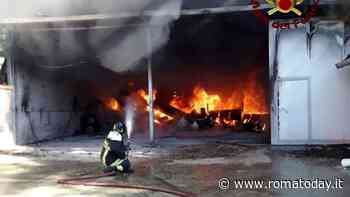 Incendio distrugge capannone edile di 300 metri quadrati