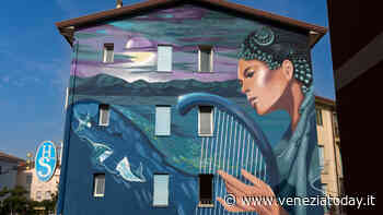 La street art colora Caorle e nove grandi murales raccontano il mare | VIDEO - VeneziaToday