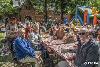 Jong en oud neemt plaats aan de Langste Picknicktafel in Moorslede - KW.be - KW.be