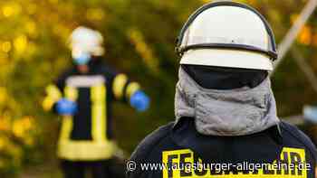 Brennender Laster im Graben: Gasflaschen explodieren