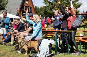 Regentropfen als Wermutstropfen - Tausend Menschen zu Pfingsten am Sperrhügel - inSüdthüringen