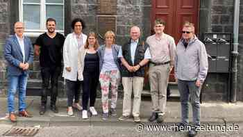 Bewegende Momente in Mayen: Gedenktafel für letzten jüdischen Lehrer enthüllt - Rhein-Zeitung