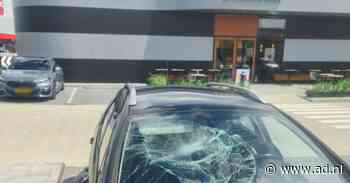 Starbucksmedewerker gaat door het lint na opmerking van klant en stampt autoruit kapot - AD.nl