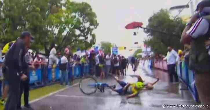 Ciclista taglia il traguardo ma investe la moglie: l’incidente al giro di Colombia – VIDEO