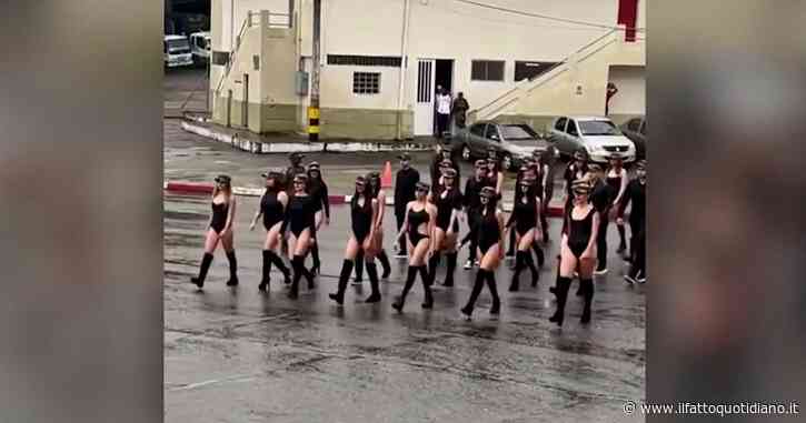 Colombia, donne marciano in costume durante la parata militare: avviata indagine nell’Esercito