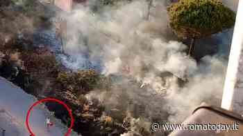 Incendio minaccia la scuola, residenti tamponano le fiamme con i secchi d'acqua