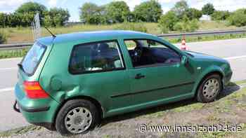 Stau auf der A94: Auto-Anhänger löst und überschlägt sich