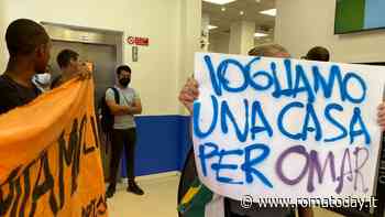 Da mesi a rischio sfratto nella casa senza luce, Omar "occupa" il municipio