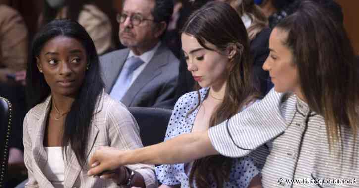 Simone Biles e altre ginnaste vittime di abusi chiedono un miliardo all’Fbi: “Ha coperto le molestie dell’allenatore Larry Nassar”