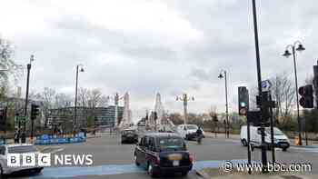 Chelsea Bridge: Man Tasered in critical condition after River Thames fall - BBC