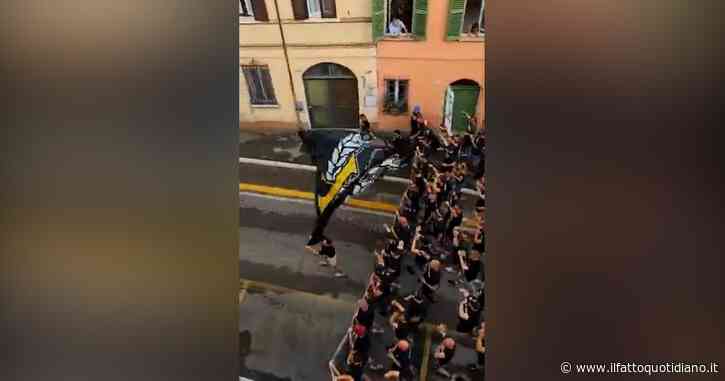 Cesena, migliaia di ultras ungheresi sfilano per le vie della città intonando cori per Mussolini