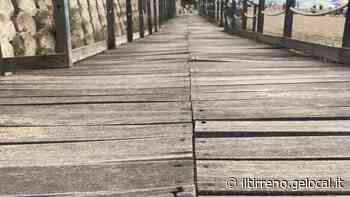 Passerella sulla spiaggia tra tavole rotte e chiodi arrugginiti - Il Tirreno