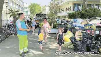 Cassonetti strapieni a Jesolo, l’ira dei residenti: «Cumuli di rifiuti e puzza tremenda» - La Nuova Venezia