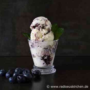 Blaubeer-Frozen-Yogurt mit geeisten Minzblättern - radioeuskirchen.de