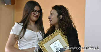 Legalità. Sara Manisera, reporter di Pertosa, premiata a Crotone col procuratore Nicola Gratteri - ondanews