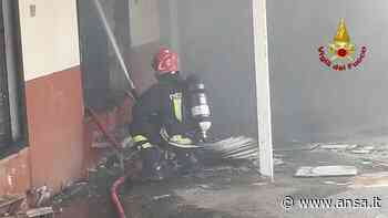 Incendio in magazzini a Crotone, ignote al momento le cause - Agenzia ANSA