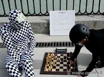Vigevano, piazza Ducale diventa una scacchiera vivente: appassionati da tutto il mondo e la partita immortale - Corriere Milano