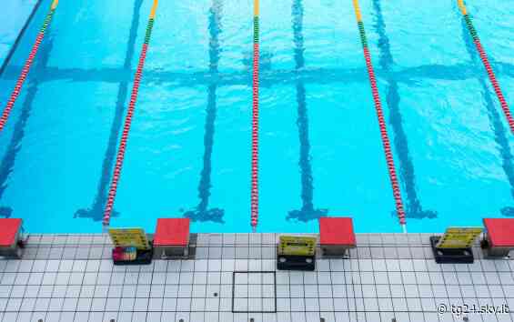 Rischia di affogare in piscina, 16enne salvato dagli amici ad Alba - Sky Tg24