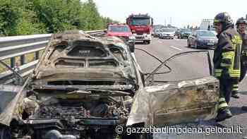 Modena Auto in fiamme in autostrada Rogo anche nella vegetazione - La Gazzetta di Modena