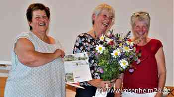 Resi Voglmaier hört nach 22 Jahren auf und übergibt Buchführung des Mittergarser Dorfladens an Renate Grill