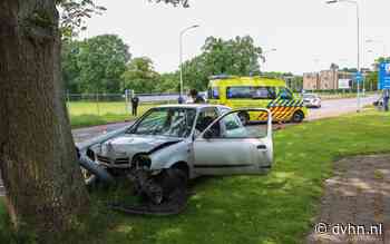 Auto rijdt verkeersbord en lantaarnpaal omver en botst tegen boom in Emmen. Bestuurder gewond, weg deels afgesloten - Dagblad van het Noorden