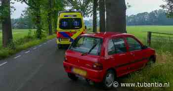 Auto botst tegen boom tussen Enschede en Hengelo - Tubantia