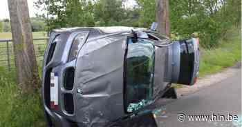 Bestuurder mist bocht en eindigt op flank tegen boom - Het Laatste Nieuws