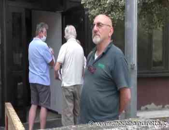 Carpi, multa impropria: imprenditore si incatena all'Agenzia entrate. VIDEO - modenaindiretta.it