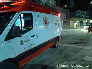 Carro e moto colidem no Centro de Brusque e mulher fica ferida - O Município