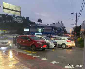 (Vídeo) Acidente entre três carros deixa trânsito lento em Brusque - Rádio Cidade