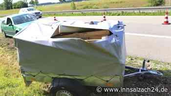 Rentner (72) touchiert Auto mit Anhänger - Gespann gerät ins Schleudern