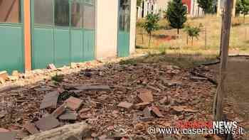 Lapidi rotte, erba alta e buche non coperte: “Una botta al cuore visitare il cimitero” | FOTO - CasertaNews