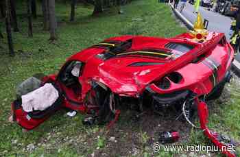 CIMABANCHE LA ROSSA FERRARI FINISCE IN MEZZO ALL'ERBA, SENZA UNA RUOTA - Radio Più