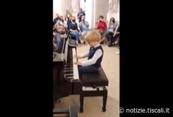 Concertista in erba, a soli 5 anni incanta il pubblico e conquista i social - Tiscali Notizie