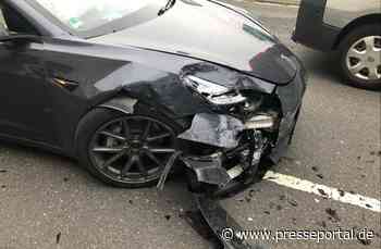 POL-ME: Hoher Sachschaden nach Verkehrsunfall - Velbert - 2206049